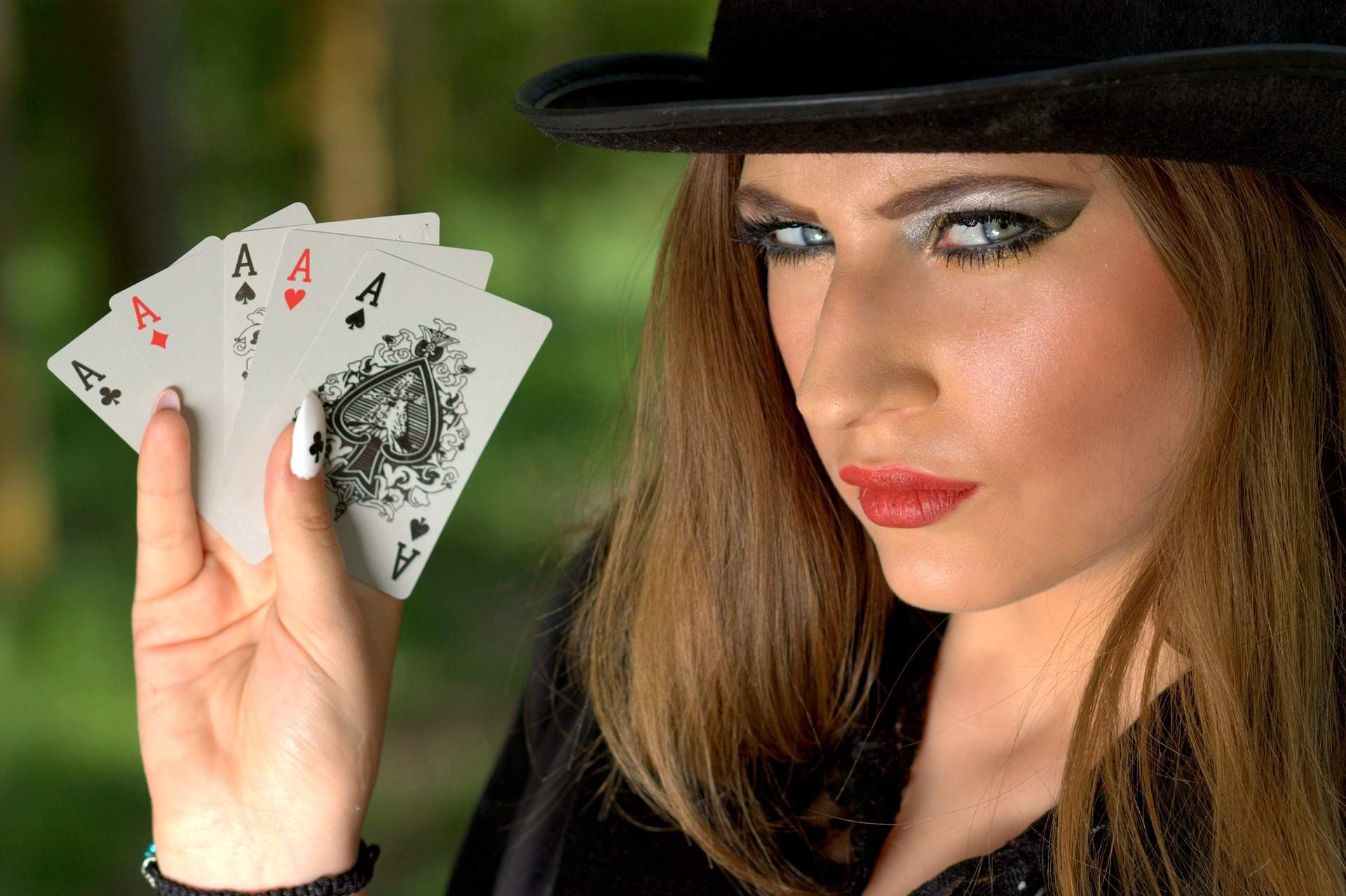 Eine Frau hält Spielkarten in der Hand